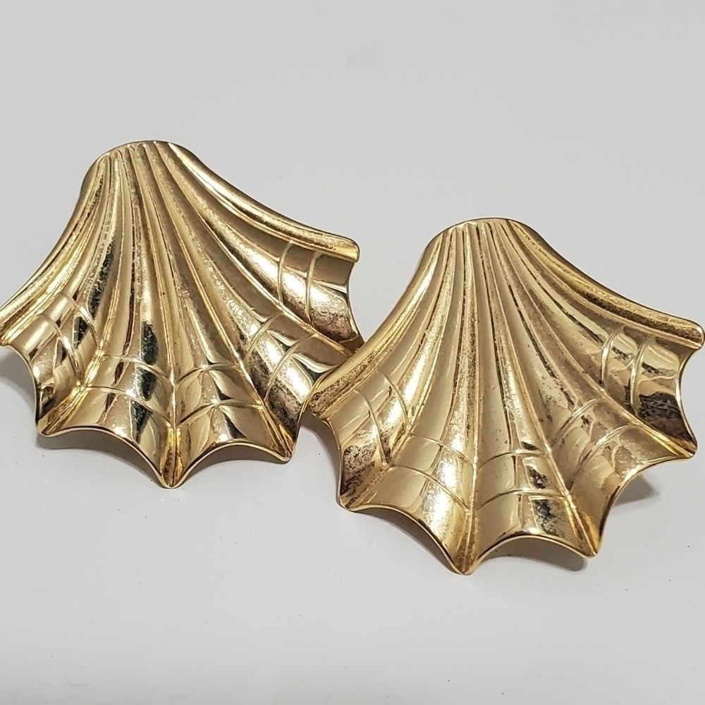 Gold tone Fan/ SeaShell Earrings.Vintage 🌴